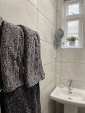 Comfort Room | Bathroom - Suitely Berkeley Apartments (Cheltenham)