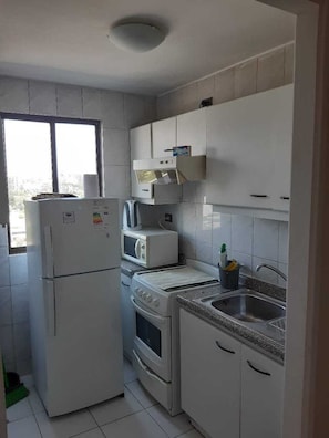 Apartment | Private kitchen | Fridge, microwave, oven, stovetop - Buena Vista Apart Hotel (Santiago)