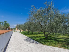 Property grounds - Beautiful private villa for 5 guests with A/C, WIFI, terrace and pets allowed (Fažana)