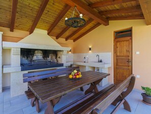Outdoor dining - Beautiful private villa for 5 guests with A/C, WIFI, terrace and pets allowed (Fažana)