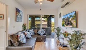 Smart TV, tavolo da ping pong, libri, monitor per computer