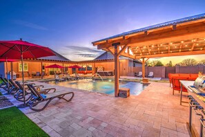 Una piscina al aire libre, una piscina climatizada