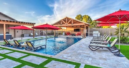 MERKKI uusi omaisuus! Upea uima-allastila, lämmitetty uima-allas / kylpylä, 5bd, / 4ba, vuodepaikkoja 15