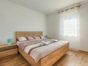 3 habitaciones, tabla de planchar con plancha y cuna de viaje