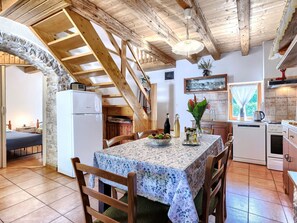 Microwave, oven, dishwasher, toaster - Beautiful  villa for 6 guests with WIFI, A/C, private pool, TV, terrace and pets allowed (Pazin)