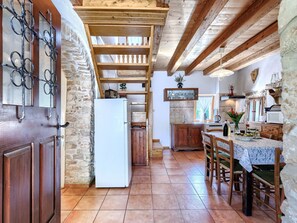 Dining - Beautiful  villa for 6 guests with WIFI, A/C, private pool, TV, terrace and pets allowed (Pazin)