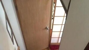 Una escalera de madera que conduce a una habitación con ventana.