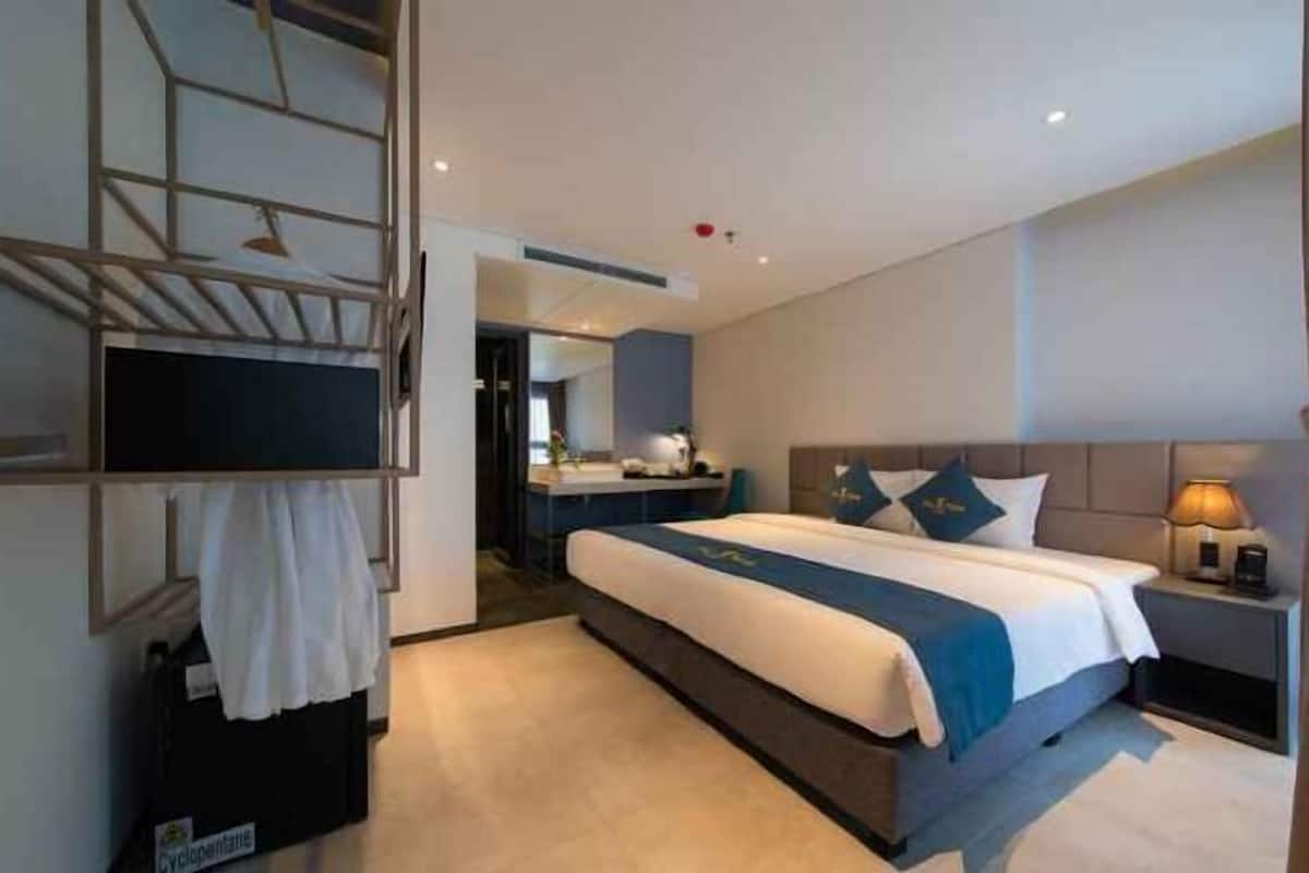 Minibar, in-room safe, desk, laptop workspace