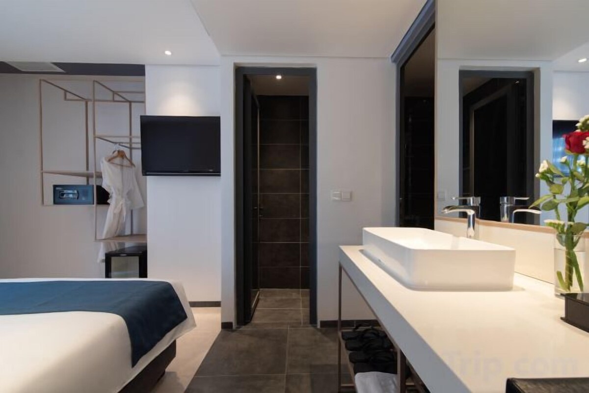 Minibar, caja de seguridad en la habitación y escritorio 
