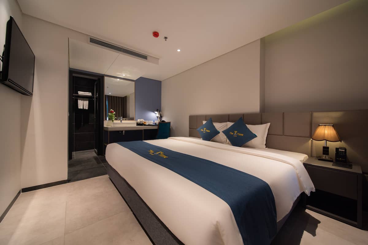 Deluxe kamer, 1 twee- of 2 eenpersoonsbedden, 1 slaapkamer, uitzicht op stad | Een minibar, een kluis op de kamer, een bureau, een laptopwerkplek