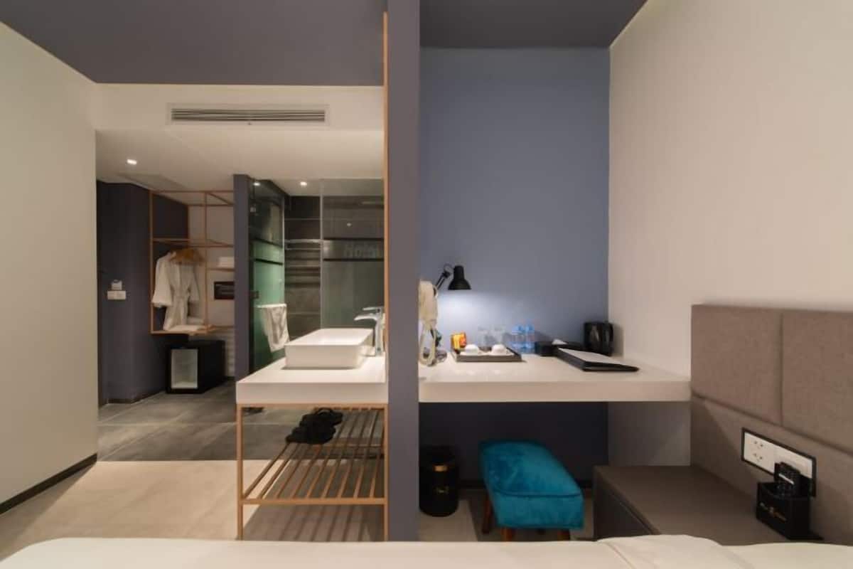 Een minibar, een kluis op de kamer, een bureau, een laptopwerkplek
