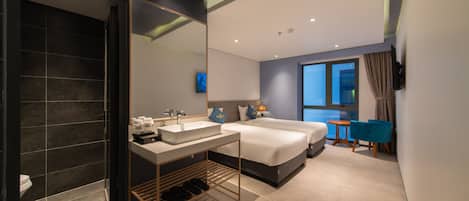 Deluxe Double or Twin Room | Bathroom | Rainfall showerhead, free toiletries, hair dryer, bathrobes