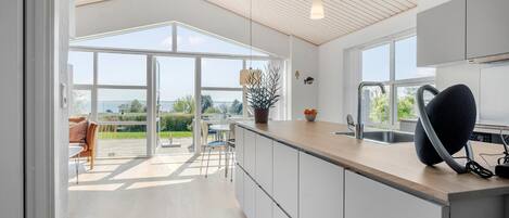 Kylskåp, spishäll, diskmaskin och kaffe- och tebryggare