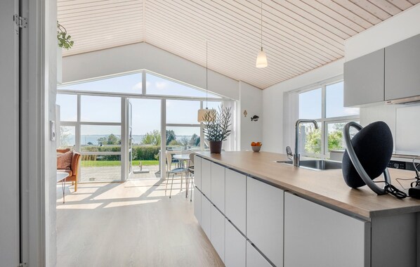 ثلاجة، موقد طهي مسطح، غسالة أطباق، ماكينة لصنع القهوة/الشاي