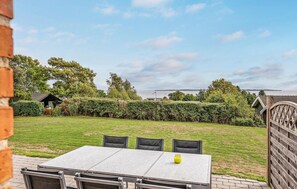 Outdoor dining - Beautiful home in Faaborg with sauna (Faaborg)