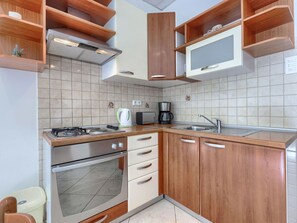Ugn och matbord