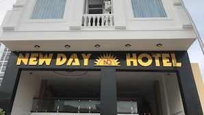 A multi-story building with a sign reading "NEW DAY HOTEL". - New Day Hotel Quy Nhon (Quy Nhon Nam)
