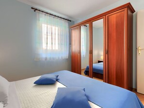 2 bedrooms, iron/ironing board, travel crib, free WiFi - Cosy apartment for 5 guests with A/C, WIFI, TV and balcony (Labin)