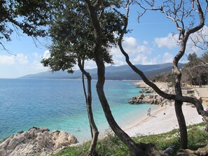 Beach - Cosy apartment for 5 guests with A/C, WIFI, TV and balcony (Labin)