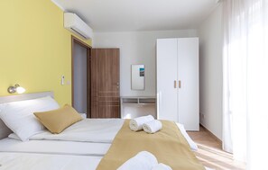 3 habitaciones, caja de seguridad en la habitación y cuna de viaje 