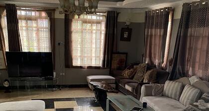 Luxurious Villa within walking distance from Town centre