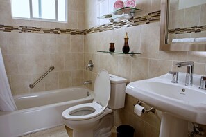 Gratis toiletartikelen, een haardroger, handdoeken, zeep