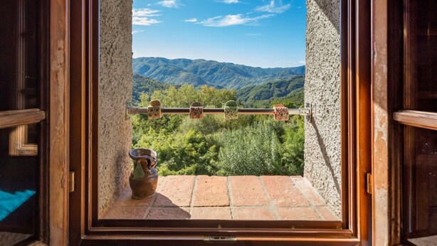 A balcony with a view of mountains and a clear sky. - Beautiful apartment for 5 guests with WIFI, private pool, TV and pets allowed (Lugnano-monti Di Villa)