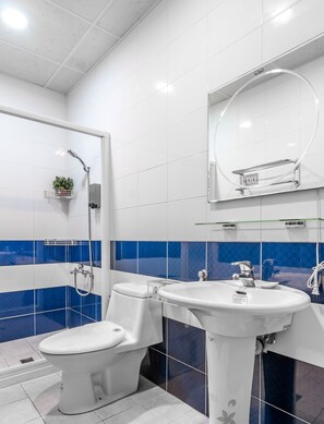 Superior Room | Bathroom | Shower, free toiletries, hair dryer, slippers