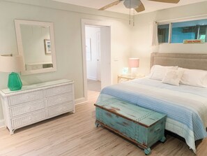 4 chambres, bureau, fer et planche à repasser, lit de bébé portatif