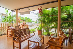 Lobby sitting area - OYO Nawang Resort (Cha-am)