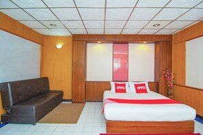 Premier Double Room | Desk, free WiFi, bed sheets