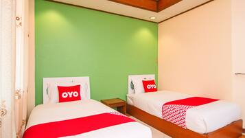 Habitación superior con 2 camas individuales | Escritorio, wifi gratis y ropa de cama