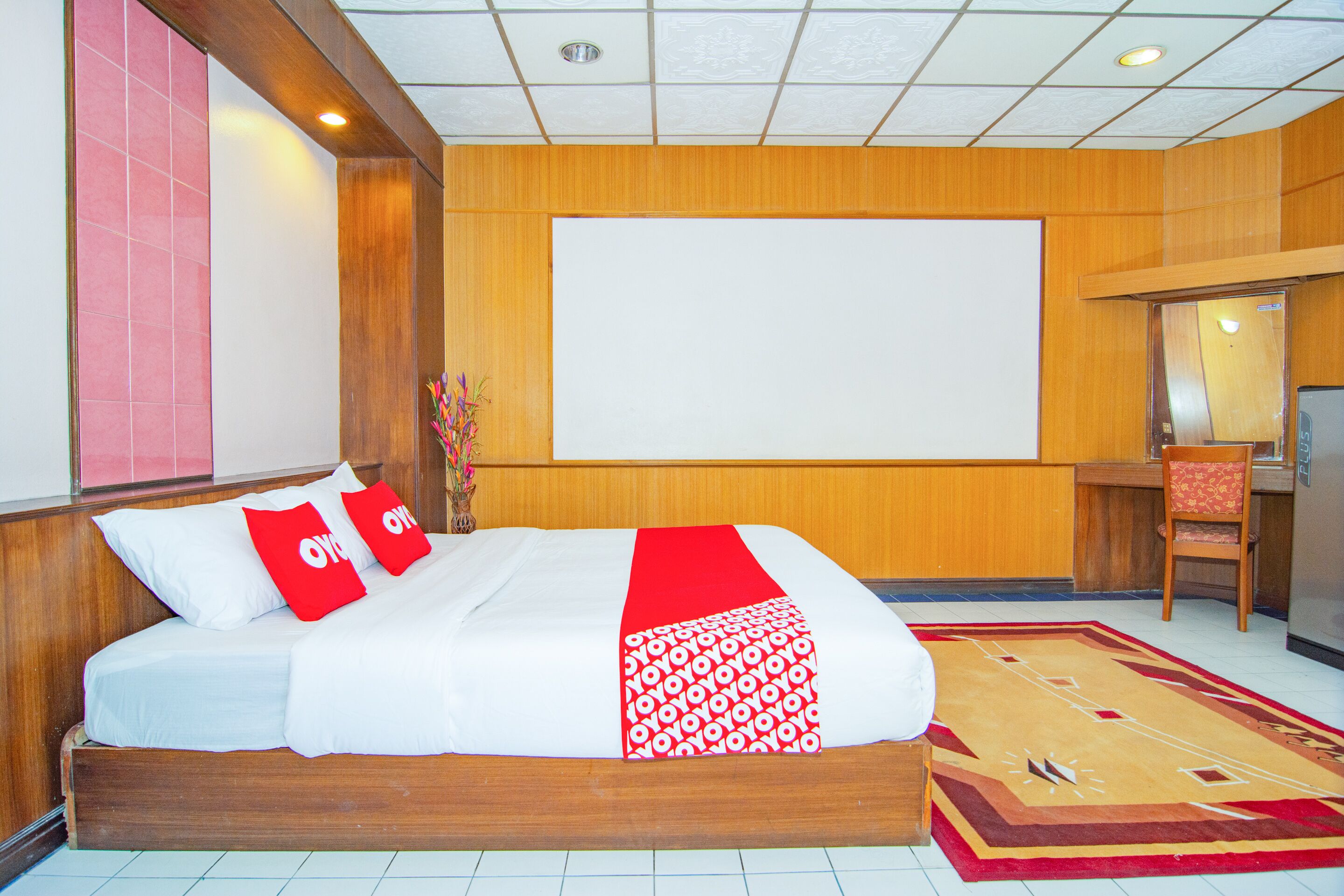 尊贵双人房 | 办公桌、免费 WiFi、床单