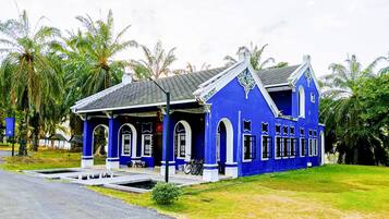 المنشأة من الخارج