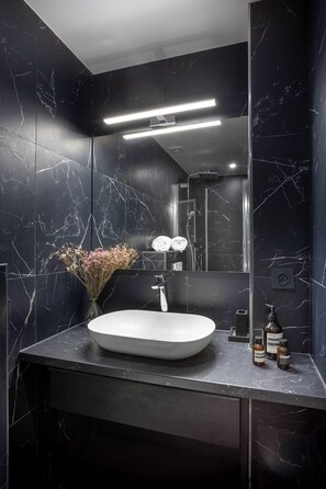 Deluxe Studio | Bathroom | Shower, hair dryer, towels, soap - Best Stay Jeuneurs (Paris)