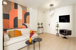 Apartamento premium, 2 quartos, para não fumantes, suíte | Área de estar | Smart TV