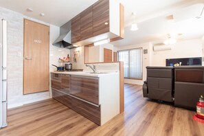 Casa (Private Vacation Home) | Área de sala de estar | Televisión de pantalla plana y reproductor de DVD 