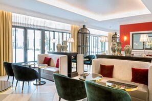 Bar (on property) - Best Western Premier Hotel & Spa Les Sept Fontaines (Tournus)