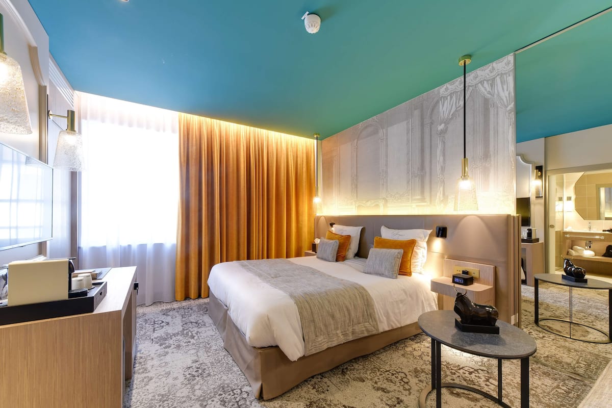 premium bedding, in-room safe, desk, blackout curtains