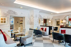 Bar (on property) - Best Western Premier Hotel & Spa Les Sept Fontaines (Tournus)