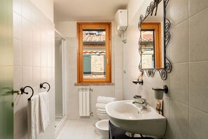 Shower, bidet, towels - Cosy apartment with WIFI, pool, A/C, TV, terrace and panoramic view, close to San Gimignano (Sughera)