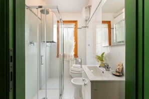 Dusche, Bidet, Handtücher