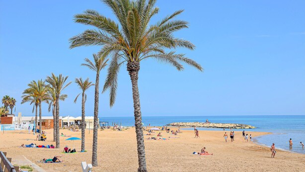 A beach with palm trees, people sunbathing, and a clear blue sky. - Beautiful home in Santa Croce Camerina with WiFi (Santa Croce Camerina)