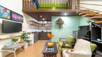 City Studio | Premium bedding, pillowtop beds, desk, laptop workspace