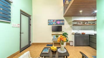 City Studio | Premium bedding, pillowtop beds, desk, laptop workspace