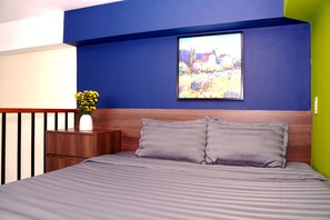 城市开间 | 高档床上用品、加厚床垫、办公桌、笔记本电脑工作区