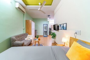 Kahden hengen comfort-huone, 1 keskisuuri parisänky | Ylelliset vuodevaatteet, pillowtop-patjalliset sängyt, työpöytä