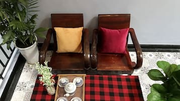 City Studio | Living area | 32-inch flat-screen TV with cable channels, TV