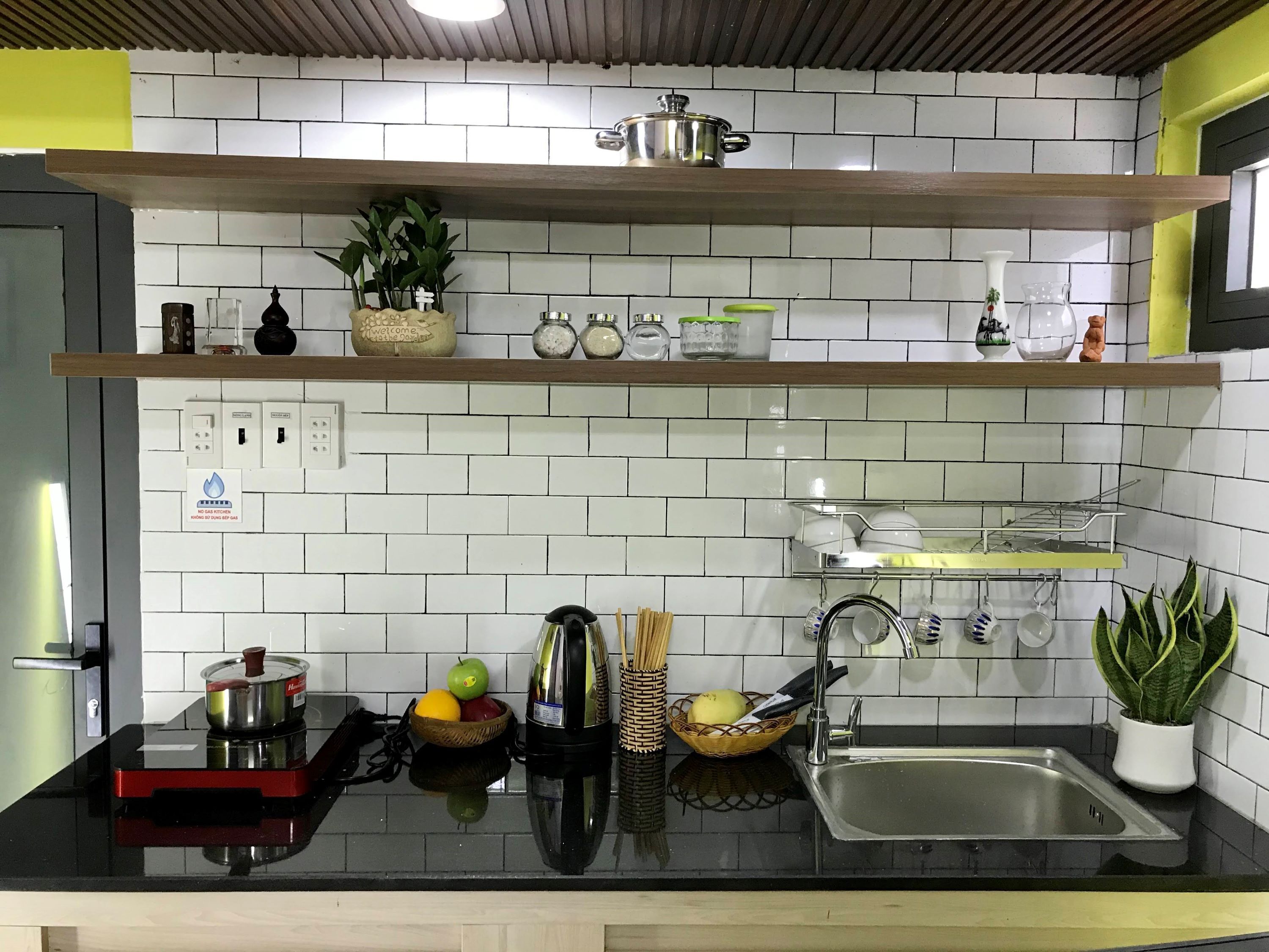 Comfort Double Room, 1 Queen Bed | Private kitchen | Fridge, microwave, cookware/dishes/utensils, dining tables