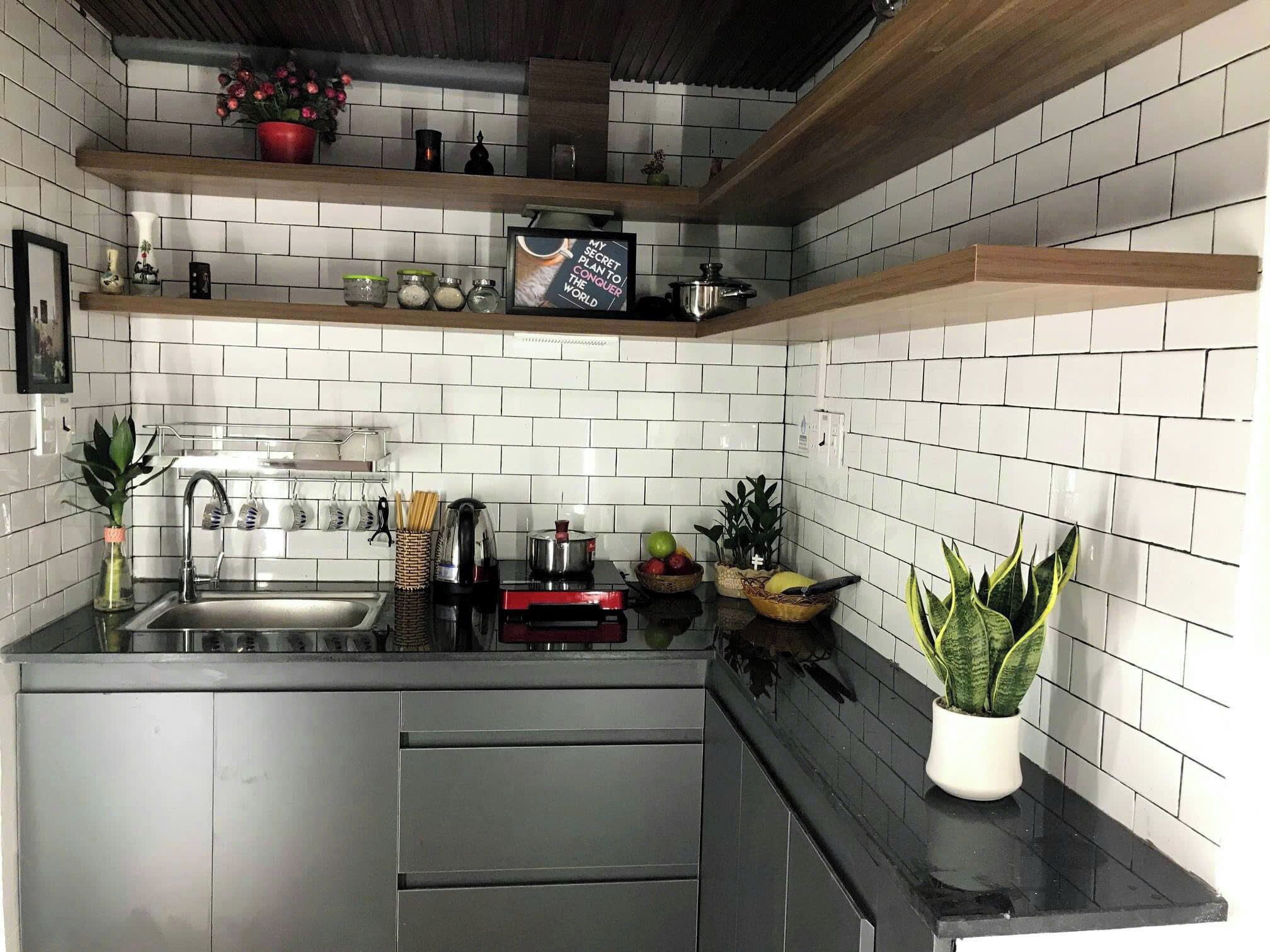 City studio | Privékeuken | Een koelkast, een microgolfoven, kookgerei, borden en bestek